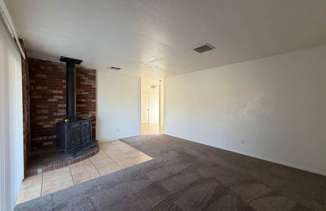 Beautiful 4 Bedroom 2 Bathroom House Located Near Drive In Theater Gallery 4