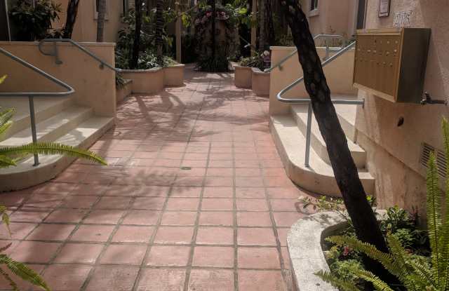 217 Doheny Dr Gallery 1
