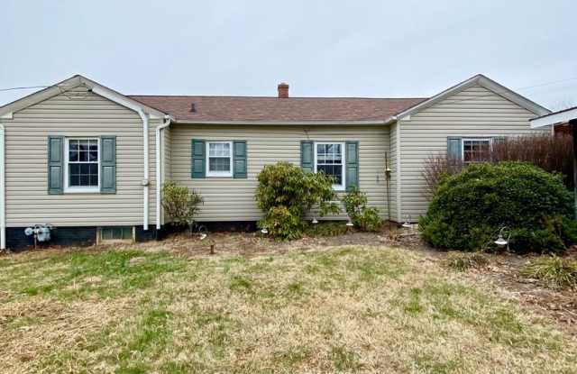 Spacious 3BR Home Minutes from Downtown Johnson City | W/D Included | Garden Beds photos photos