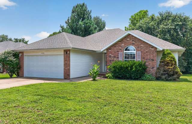 Spacious 4-Bedroom Home with Huge Backyard in Ozark! Gallery 3