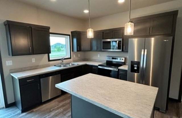 3045 39th Ave S - 3045 39th Avenue South, Moorhead, MN 56560