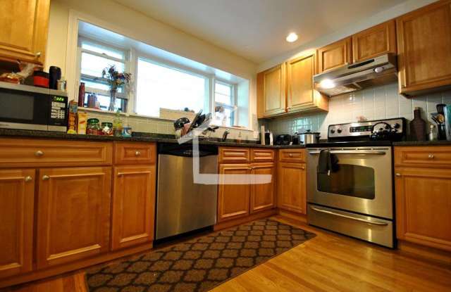 Nicely renovated 3 bed near the heart of Washington Square! - 35 Addington Road, Brookline, MA 02445