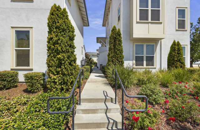 2 Bedroom, 1 Bath Available! MOVE IN SPECIAL $2000 photos photos