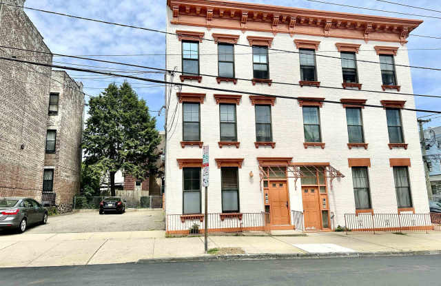86 SOUTH ST Gallery 2