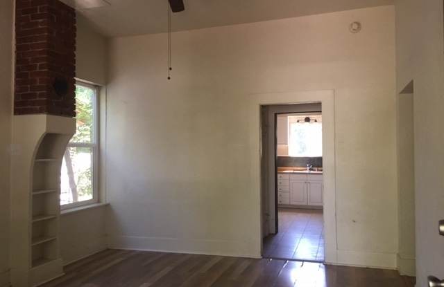 **RESERVE NOW FOR SUMMER 2027* * Great 5 Bedroom house close to Downtown Gallery 4