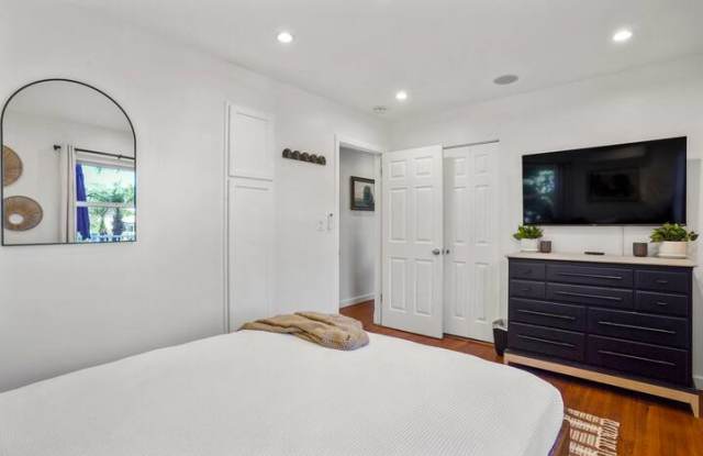 4551 Narragansett Avenue - 1 Gallery 4