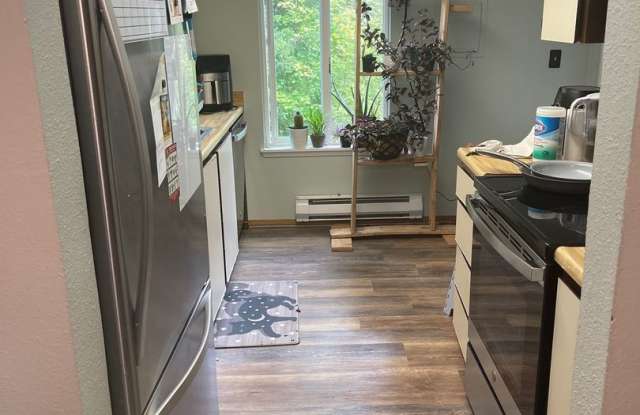 3 Bedroom 1  3/4 Bath Condo in Desirable Fairwood Neighborhood that Accepts Pets! - 17522 151st Avenue Southeast, Fairwood, WA 98058