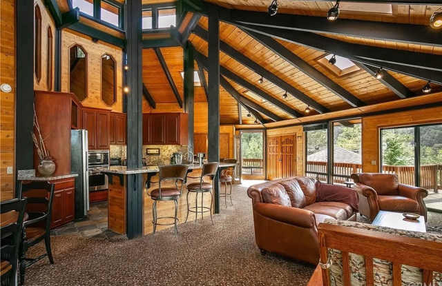 Beautiful 5-Bedroom Home with Mountain Views in Pine Club Mountain! Gallery 3