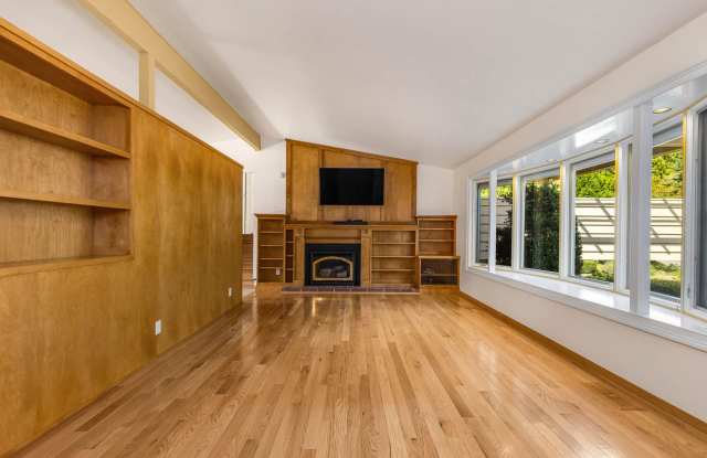 Spacious 3BR South Juanita Home with Vaulted Ceilings & Bonus Spaces Gallery 4