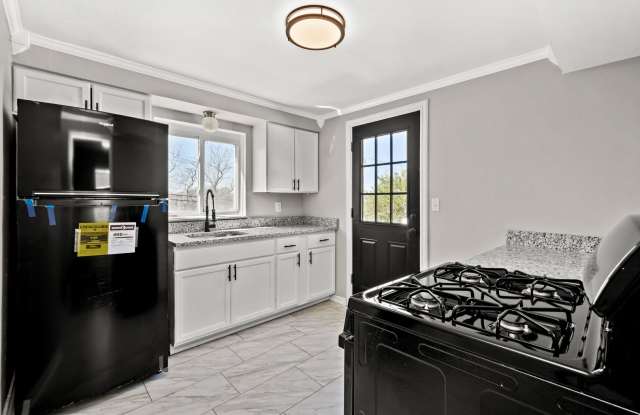 MOVE IN SPECIAL! SCORE HALF OFF 1ST MONTH'S RENT IF SIGNED BY NOV. 15! Gorgeous 3 bedroom home in North Versailles available November 15! - 2925 Maryland Avenue, Allegheny County, PA 15137