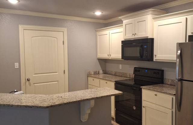 **Call Heather at 479-208-0305 to discuss a move in special on this Duplex** Gallery 3
