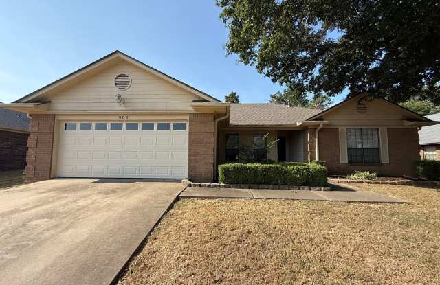 3 Bed 2 Bath House with 2 Car Garage.  Gas Heat & Hot Water. Gallery 1