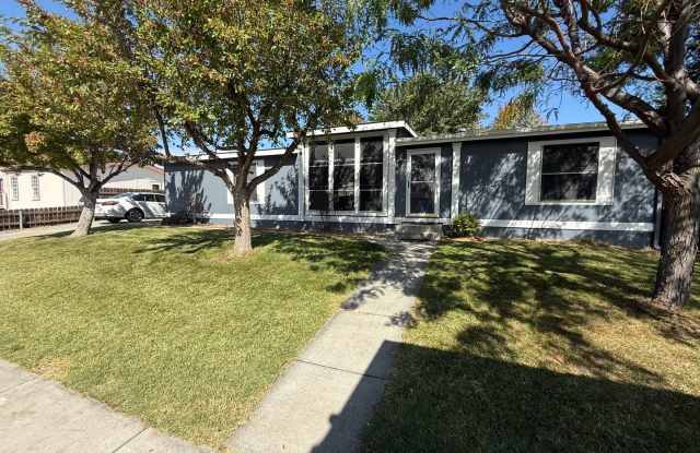Beautiful 3-Bedroom Home + Office in a Great Kennewick Location Gallery 3