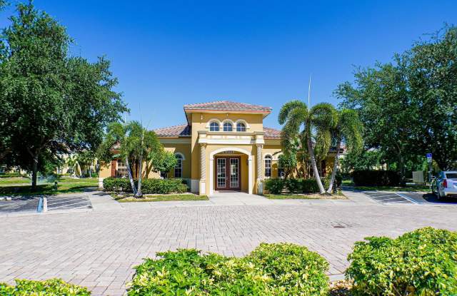 Well maintained 2 bed 2 bath Condo in the heart of Fort myers with lake view photos photos