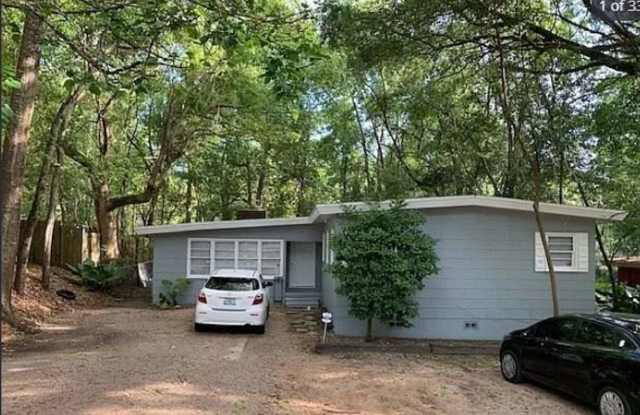 4 Bed/ 2 bath House with Fenced Yard!! Available August 2026! photos photos