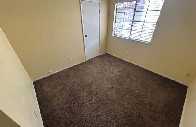 BEAUTIFULLY RENOVATED HOME WITH NEW PAINT, CARPET, AND LIGHT FIXTURES Gallery 3