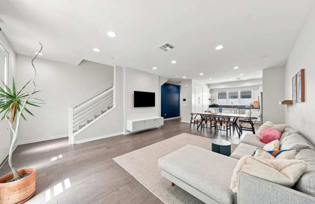 2928 Rowena Ave Gallery 1