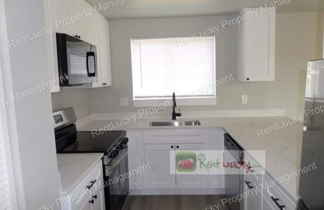 Fully Remodeled  GORGEOUS 2-Bedroom Unit in Great Enumclaw 4-Plex!! photos photos