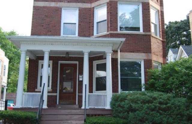 Two Great Apartments – 6 Bed / 2 Bath Near Northwestern University Gallery 1