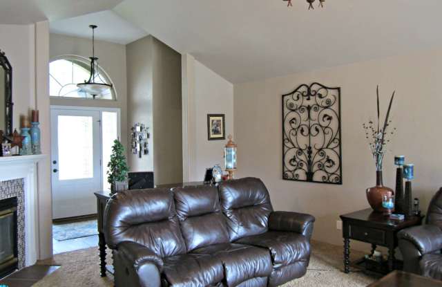 Beautiful Large 4 Bedroom Home in Hucrest! Gallery 4