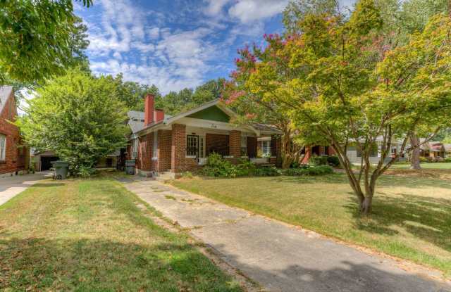 Charming 5BR/2.5BA Brick Bungalow in Vollintine‑Evergreen photos photos