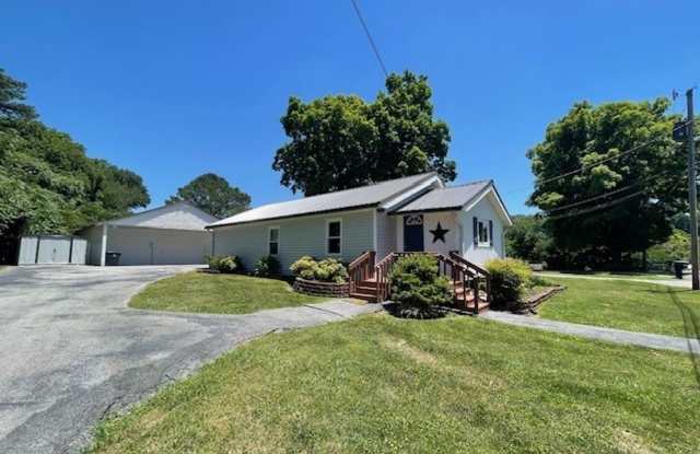 CHARMING UPDATED 1940'S COTTAGE IN HISTORIC COLONIAL VILLAGE IN S. KNOXVILLE!!!!! photos photos