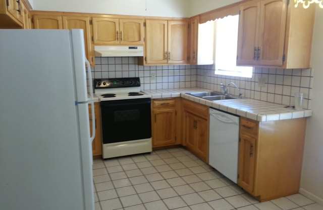2 Bed / 2 Bath Townhouse on the Eastside! Gallery 1
