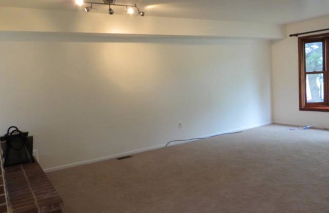 4112 COLONIAL COURT Gallery 2