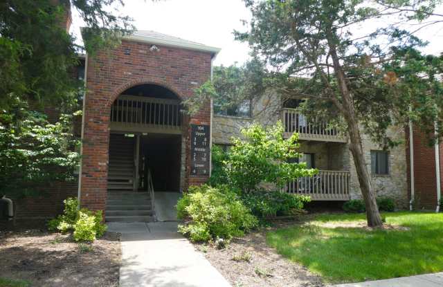 2 Bed/ 1 Bath- Village South Condominiums with private deck and pool access Gallery 1