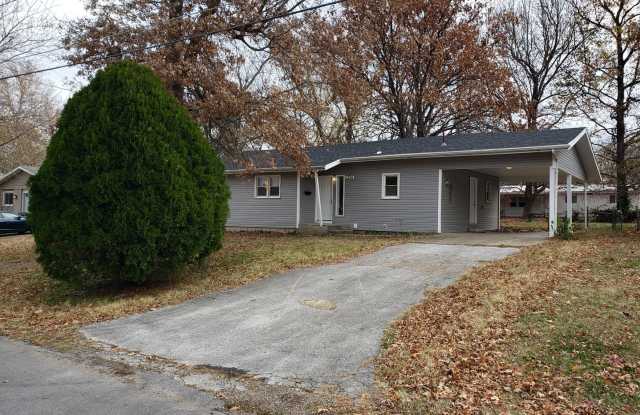 SPACIOUS 3 BEDROOM 2 BATH AVAILABLE NOW!! photos photos