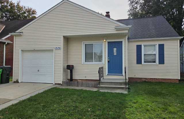 Spacious 2-Bedroom Unit in a Charming Single Family Property – Available Now! Gallery 3