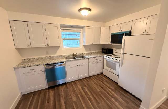 CHARMING AND COZY LIVING MINUTES FROM THE OLD MILL!! Gallery 2