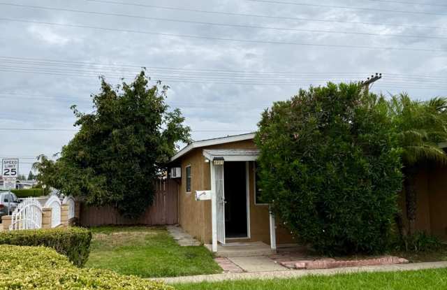 Charming 2-Bedroom Corner Lot Duplex Home in Clairemont with Private Yard! photos photos