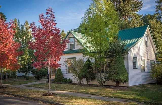Beautiful 3 Bedroom Home in the Garden District of CDA photos photos