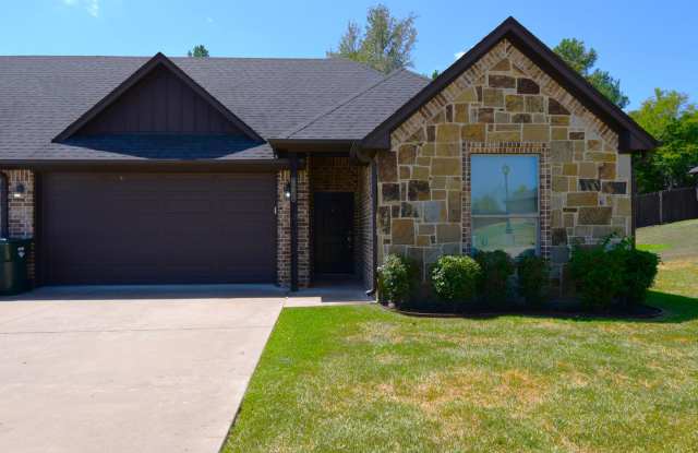 Modern 3-Bedroom 2 Bath Duplex in South Tyler Gallery 3