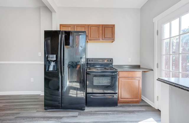 Spacious Two Bed Available July 10th! Central Air, Dishwasher, Laundry, Off Street Parking! Gallery 4