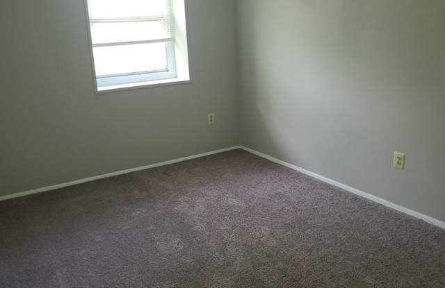 Spacious Four‑Bedroom Home with Large Yard and Easy Commuter Access Gallery 1