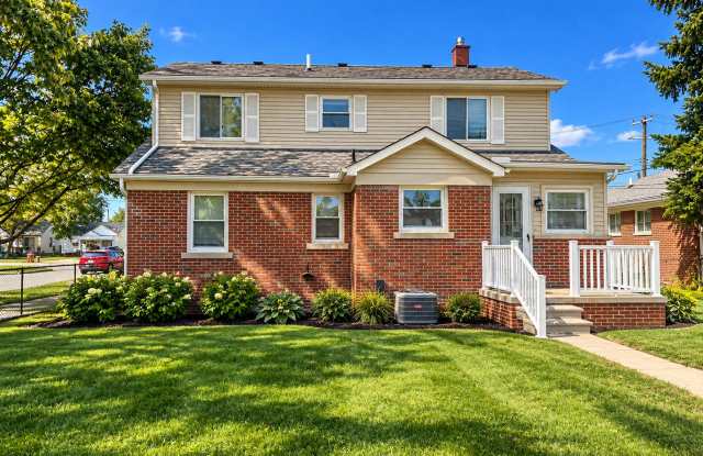 BEAUTIFUL 5 BEDROOM HOME IN ST CLAIR SHORES... HALF OFF FIRST MONTH RENT!! Gallery 1