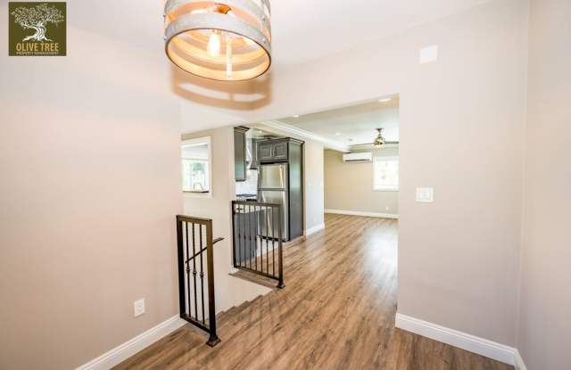 Fully Updated Spacious Studio Above Garages in Pasadena! Gallery 3