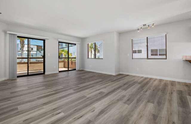 Mission Beach. 3 bedroom, 2.5 bath, 2 car garage, Gallery 3