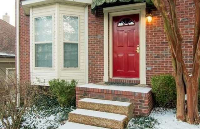Beautiful 2BR/1.5BA home in a prime location within walking distance to West End and Vanderbilt University. Gallery 3