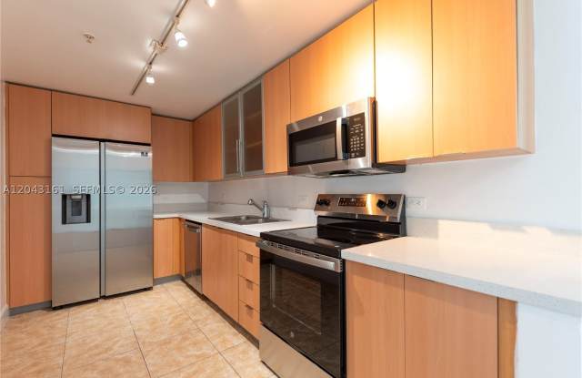7501 E Treasure Dr Gallery 3