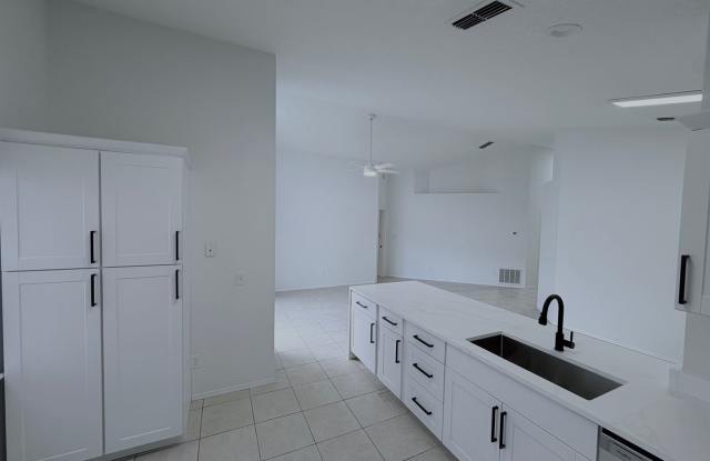 Remodeled 3/2 near Goldenrod and SR408 Gallery 3