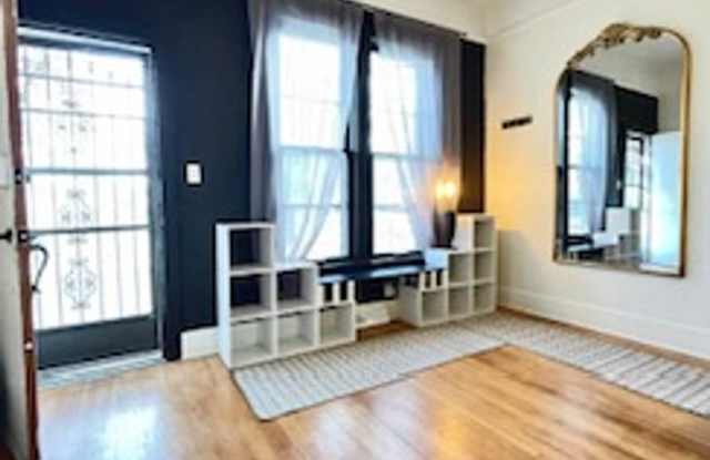 Charming 2BR Home with Vintage Style, Fenced Yard  Prime Location-Fully Furnished Utilites Included photos photos