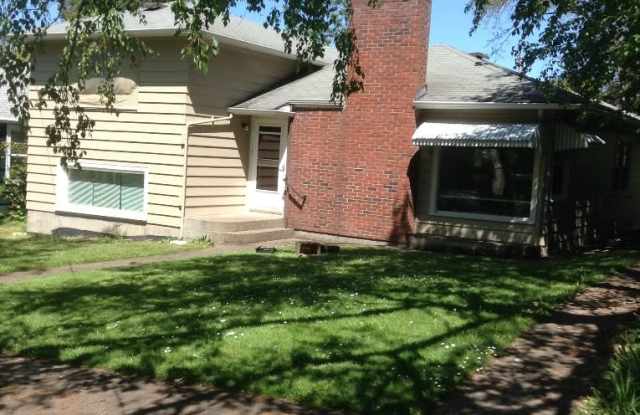 Beautiful 5 BR Campus Home w/Large Fenced Yard photos photos