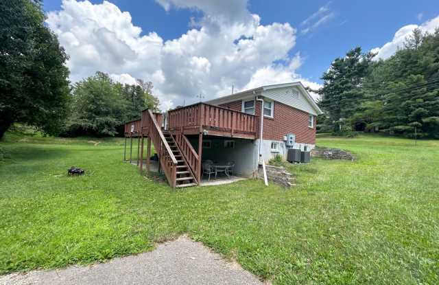 Spacious 4BR Home with 3 Baths, Large Yard & Convenient Blacksburg Location Gallery 3