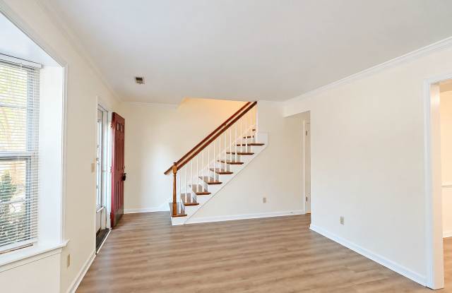 Move-In Ready Duplex with New Flooring & Appliances! Gallery 4