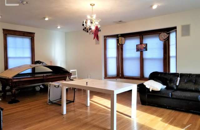 Huge 5 bed 3 bath unit located in Coolidge Corner by BU! Gallery 4