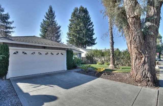 ~Super Cute 3 Bed/ 1 Bath House in Rohnert Park~ - 7212 Camino Colegio, Rohnert Park, CA 94928