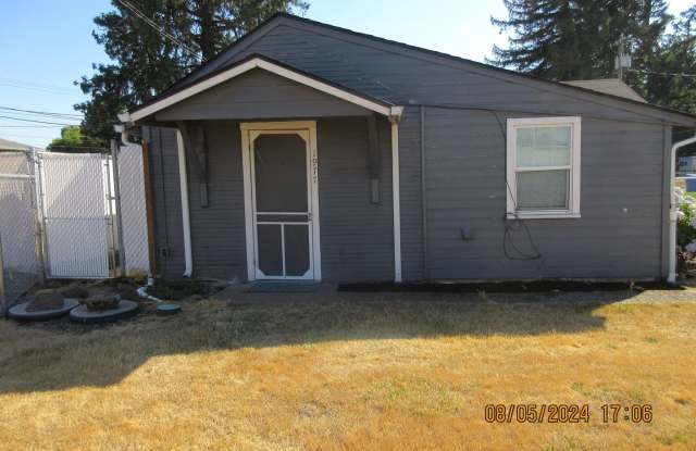 Updated Duplex - 1977 Beach Avenue Northeast, Salem, OR 97301